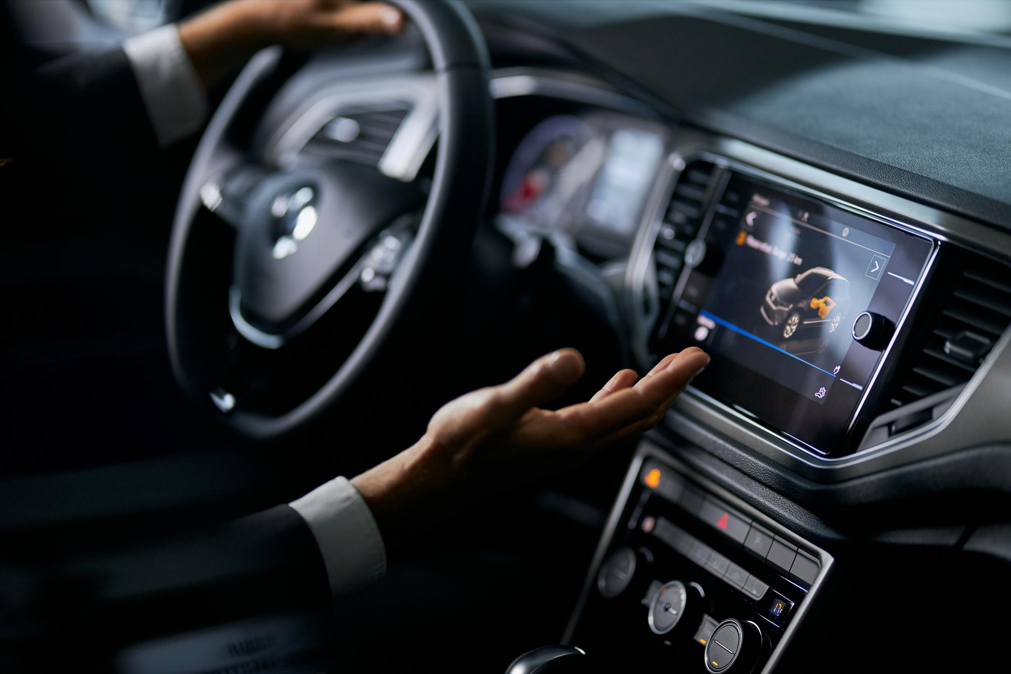 ภาพมือคนขับกำลังปรับระดับ Regenerative Braking บนหน้าจอกลางรถ Image: 9819.jpg